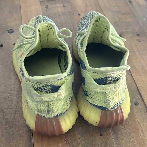Adidas Yeezy Boost 350 V2 sneakers in the "Semi Frozen Yellow" colorway - Picture 4 of 8